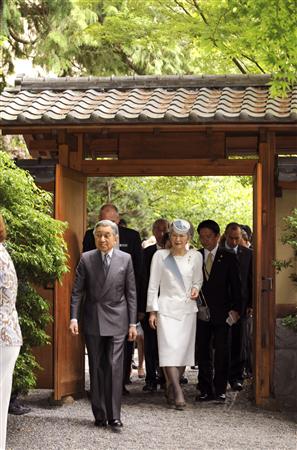 ブリティッシュコロンビア大学を訪問し、新渡戸稲造の業績を記念して造られた日本庭園「新渡戸ガーデン」の門をくぐられる天皇、皇后両陛下＝１３日午前、カナダ・バンクーバー（共同）