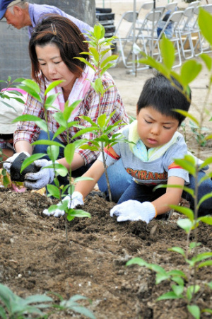 「娘が大きくなったときに、緑の豊かな場所になっていてほしい」　－　八重垣神社で宮脇昭氏指導の「鎮守の森」復活植樹祭
